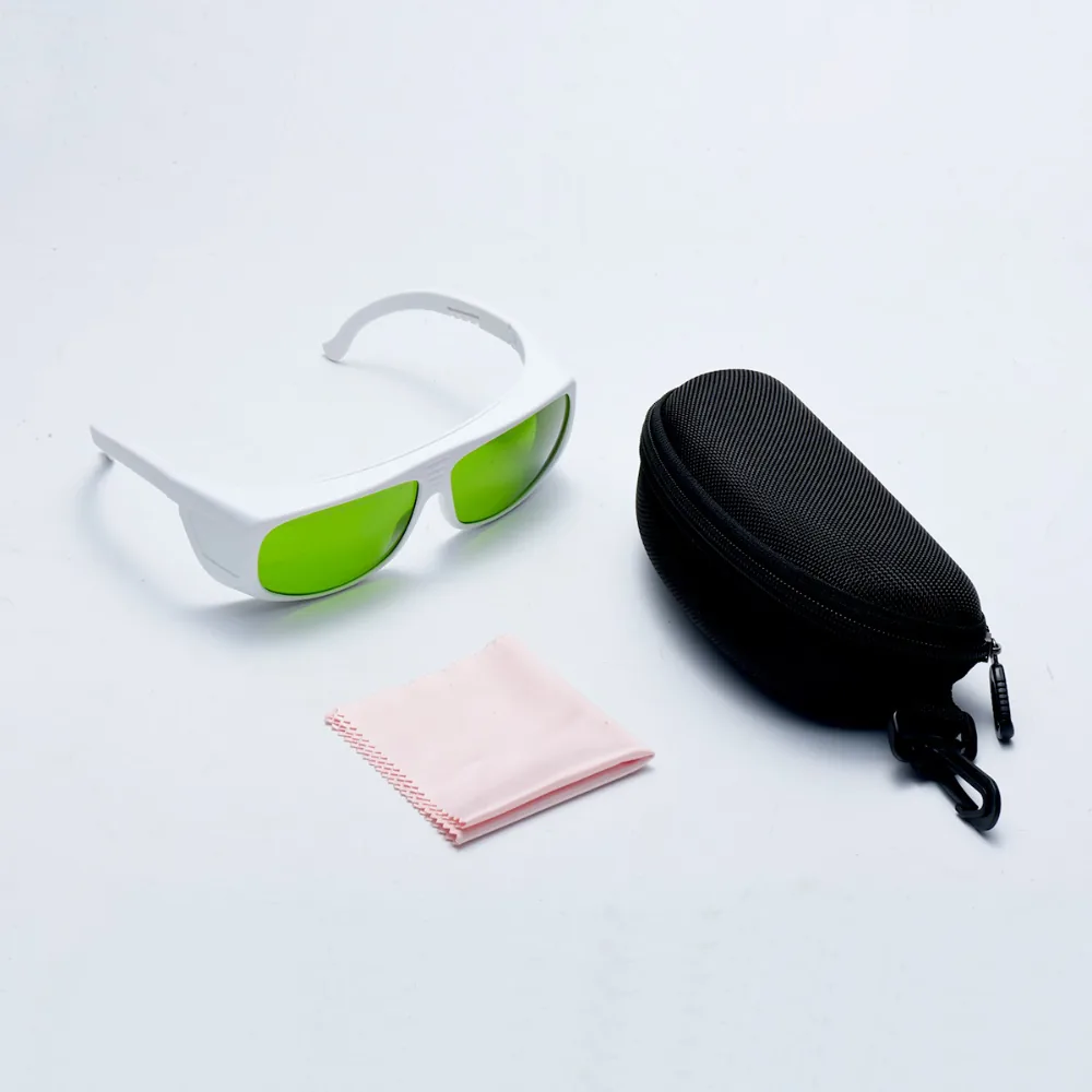 The OVIO kit with green lenses: glasses, black hard zip case and pink microfibre cloth